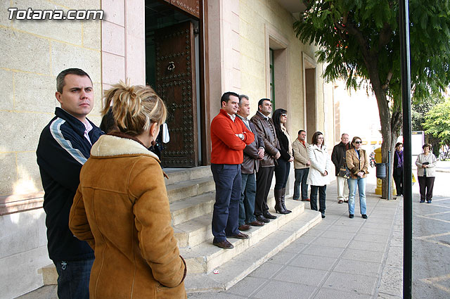 Concentración silenciosa en la puerta del Consistorio como repulsa al atentado de ETA, Foto 1