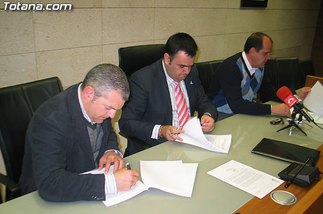 El consistorio firma un convenio de colaboración con Hermanos Palomares, Foto 2