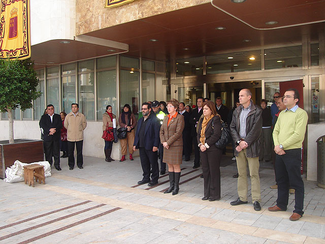La Alcaldesa condena enérgicamente el último atentado de ETA en la concentración silenciosa celebrada a las puertas del Ayuntamiento - 1, Foto 1