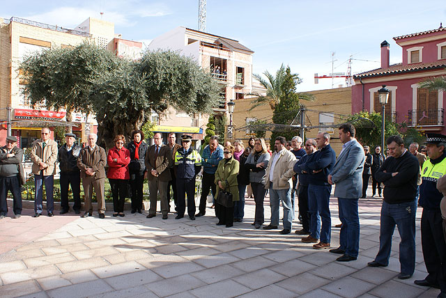 Vecinos y miembros del equipo de Gobierno local de Puerto Lumbreras se concentran en “La Placeta” en repulsa del atentado de ETA - 1, Foto 1