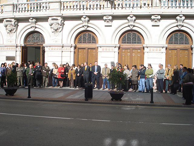 Concentración en el ayuntamiento de La Unión para condenar el atentado de ETA - 1, Foto 1
