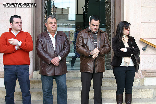 Concentracin silenciosa en la puerta del Consistorio como repulsa al atentado de ETA - 1