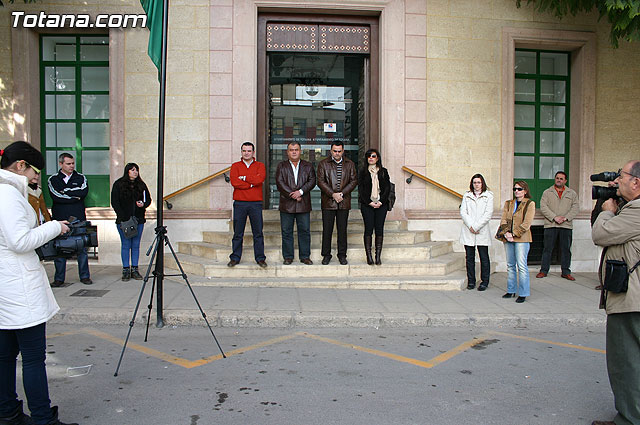 Concentracin silenciosa en la puerta del Consistorio como repulsa al atentado de ETA - 5