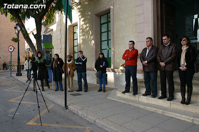Concentracin silenciosa en la puerta del Consistorio como repulsa al atentado de ETA - 8