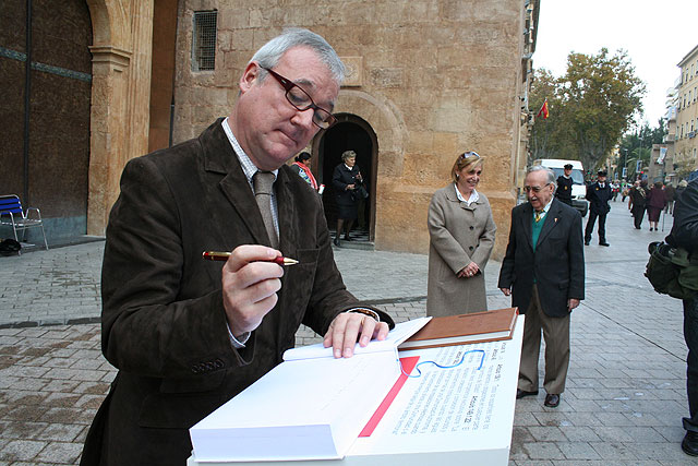 El presidente de la Comunidad Autónoma firma el ‘libro blanco’ de felicitaciones a la Constitución - 1, Foto 1