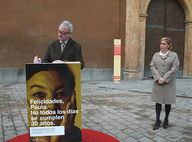El presidente de la Comunidad Autónoma firma el ‘libro blanco’ de felicitaciones a la Constitución - 2, Foto 2