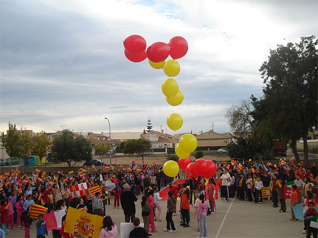 Los alumnos del colegio “Joaquín Carrión” lanzan al cielo una enorme bandera de España para celebrar el aniversario de la Constitución - 1, Foto 1