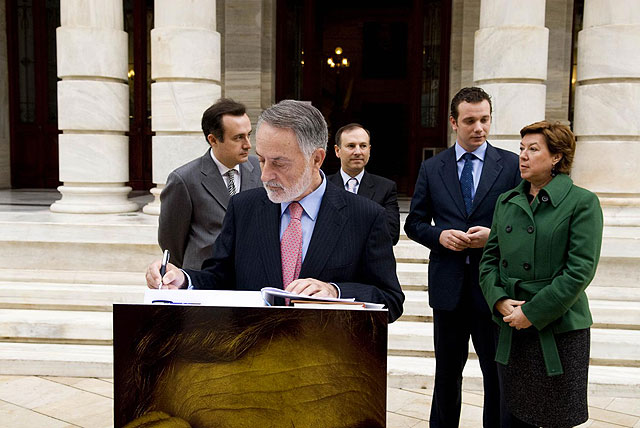 Firmas y felicitaciones para celebrar el trigésimo aniversario de la Constitución - 1, Foto 1