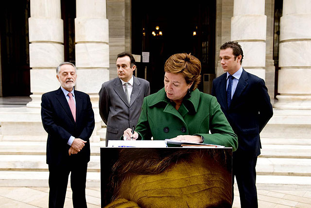 Firmas y felicitaciones para celebrar el trigésimo aniversario de la Constitución - 2, Foto 2