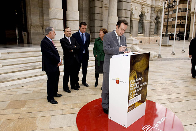 Firmas y felicitaciones para celebrar el trigésimo aniversario de la Constitución - 4, Foto 4