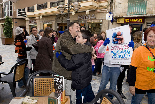 Regalan abrazos para celebrar el Día Internacional del Voluntariado. - 3, Foto 3