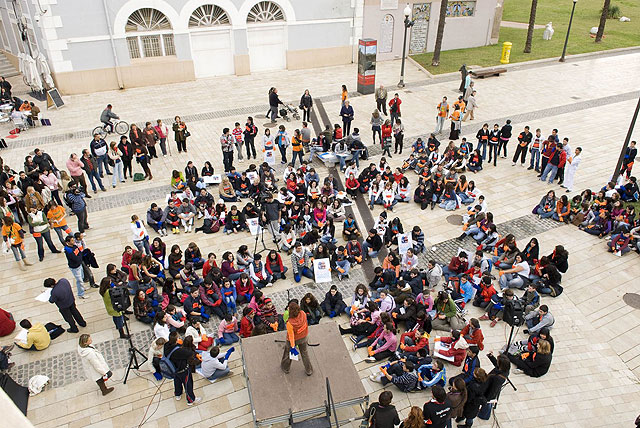 Regalan abrazos para celebrar el Día Internacional del Voluntariado. - 4, Foto 4
