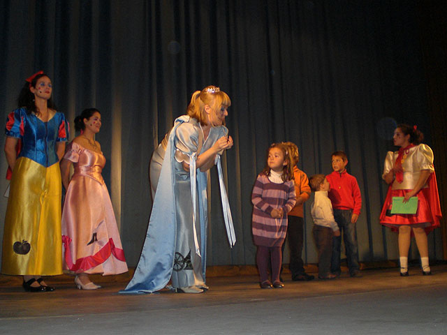 La puesta en escena del musical infantil “¿! Dónde está el lobo feroz?¡”, congregó a medio millar de personas, Foto 1