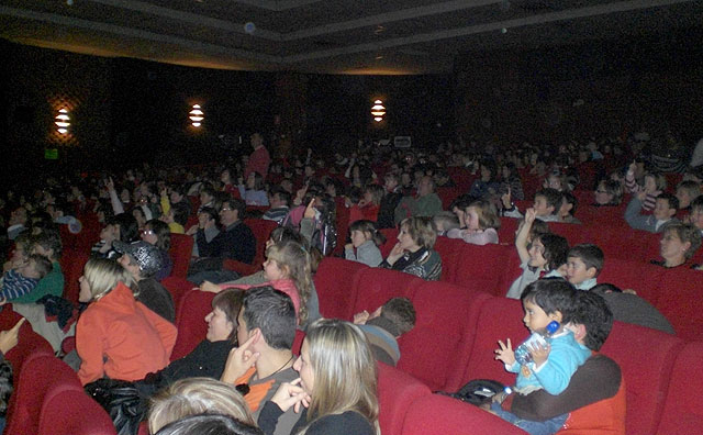 La puesta en escena del musical infantil “¿! Dónde está el lobo feroz?¡”, congregó a medio millar de personas, Foto 2