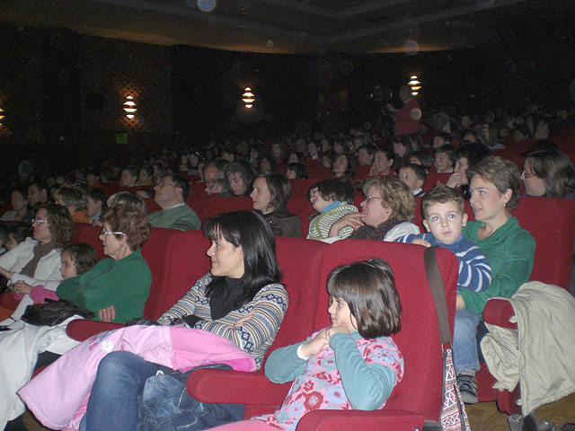 La puesta en escena del musical infantil “¿! Dónde está el lobo feroz?¡”, congregó a medio millar de personas, Foto 3