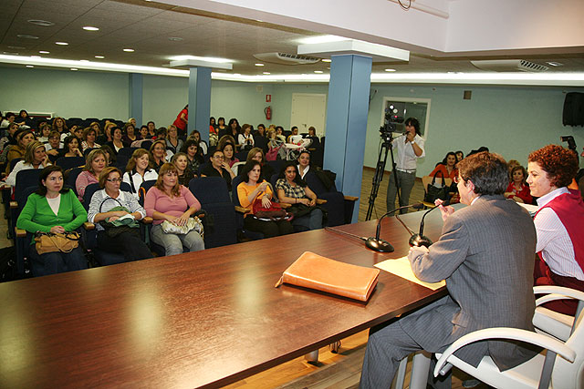 La Concejalía de la Mujer organiza actividades  navideñas  para fomentar la convivencia entre las asociaciones - 1, Foto 1