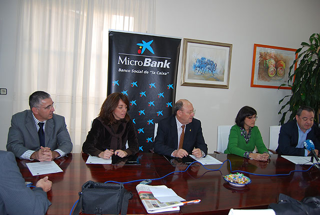 El Ayuntamiento y la Caixa firman un acuerdo para la financiación de microcréditos para facilitar operaciones de préstamo a personas con recursos limitados, Foto 2