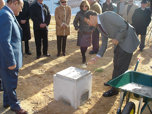 El Alcalde coloca la primera piedra de un complejo residencial para mayores en San José de la Vega - 1, Foto 1