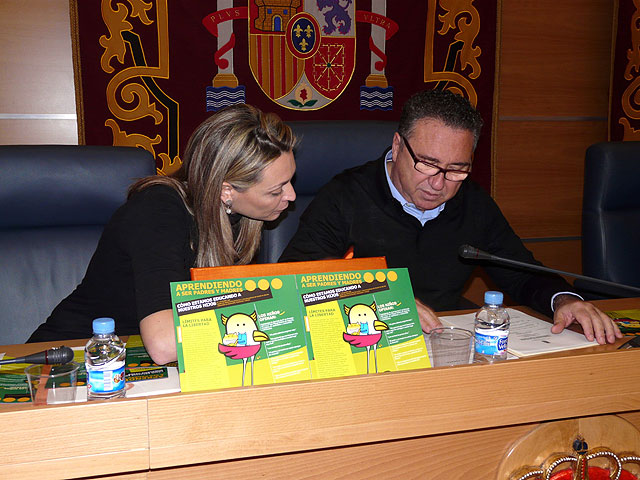 El Equipo de Orientación Educativa y Psicopedagógica de Molina de Segura presenta la revista Aprendiendo a ser padres - 1, Foto 1