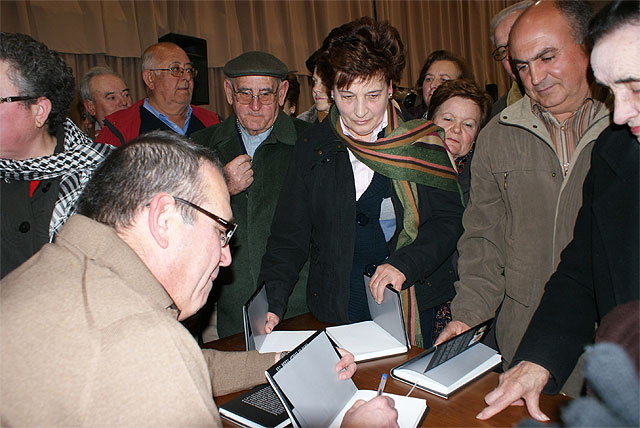 El lumbrerense Juan Vicente Navarro presenta su libro Leyendas de Medina Nogalte - 1, Foto 1