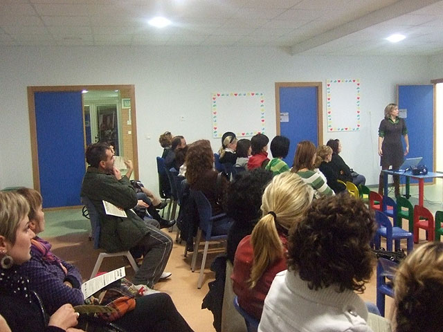 Imparten una charla de hábitos saludables en los niños a través del programa de prevención de la obesidad infantil, desarrollado en los centros escolares y escuelas infantiles municipales, Foto 1