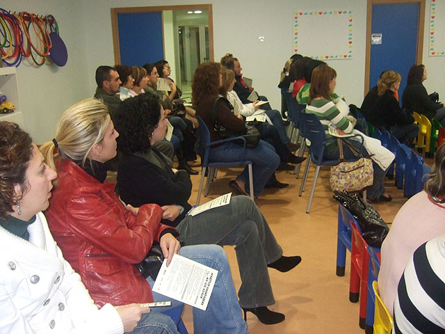 Imparten una charla de hábitos saludables en los niños a través del programa de prevención de la obesidad infantil, desarrollado en los centros escolares y escuelas infantiles municipales, Foto 2
