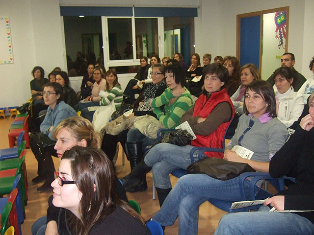 Imparten una charla de hábitos saludables en los niños a través del programa de prevención de la obesidad infantil, desarrollado en los centros escolares y escuelas infantiles municipales, Foto 3