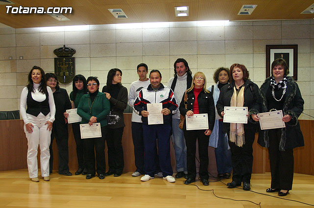 The councilman of Promotion and Employment delivers the diploma to the participants of various training courses offered at the Centre for Local Development, Foto 1