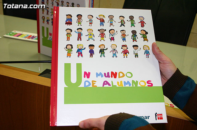 El Servicio Municipal de Inmigración de la Concejalía de Bienestar Social reparte material didáctico de contenido intercultural, Foto 1