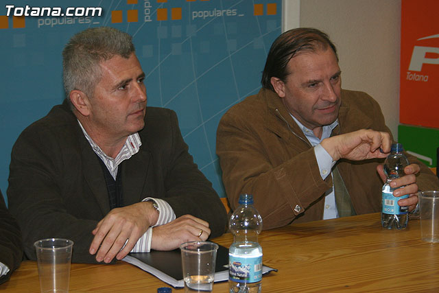 El diputado regional, Martín Quiñonero, y el diputado nacional por Murcia, Vicente Martínez Pujalte, informan a los vecinos de Totana de los presupuestos regionales y nacionales, Foto 1