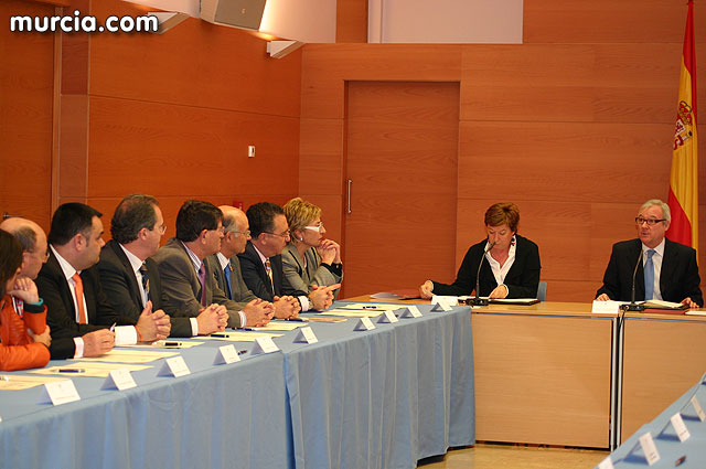 El alcalde de Totana firma un convenio con el presidente de la Comunidad Autónoma para financiar la construcción de una rotonda, Foto 1