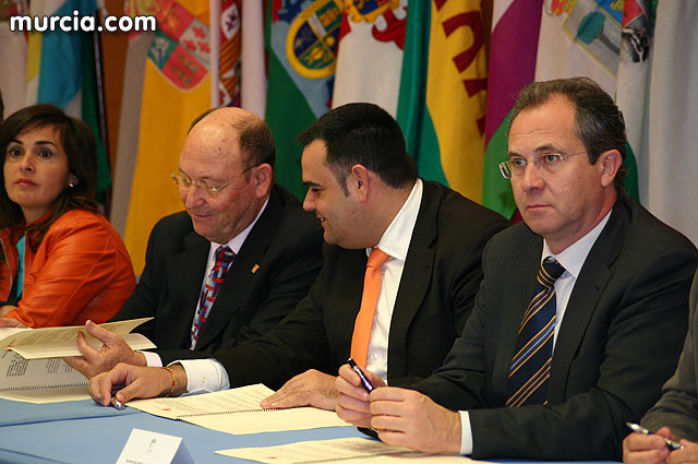 El alcalde de Totana firma un convenio con el presidente de la Comunidad Autónoma para financiar la construcción de una rotonda, Foto 2