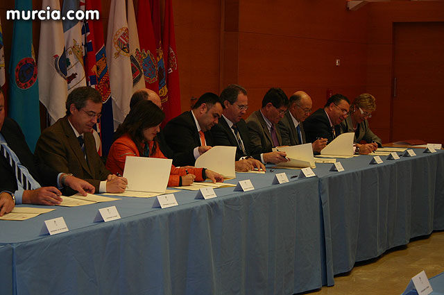 El alcalde de Totana firma un convenio con el presidente de la Comunidad Autónoma para financiar la construcción de una rotonda, Foto 3