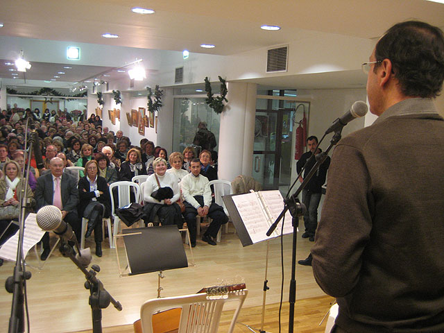 El Alcalde celebra la Navidad con las asociaciones y vecinos del Barrio de El Carmen - 1, Foto 1