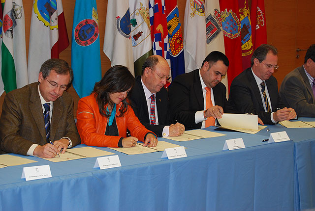 El alcalde del Ayuntamiento de Alhama asiste a la firma del Plan Extraordinario de Infraestructuras Bsicas Municipales, Foto 1