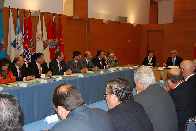 El alcalde del Ayuntamiento de Alhama asiste a la firma del Plan Extraordinario de Infraestructuras Bsicas Municipales, Foto 2