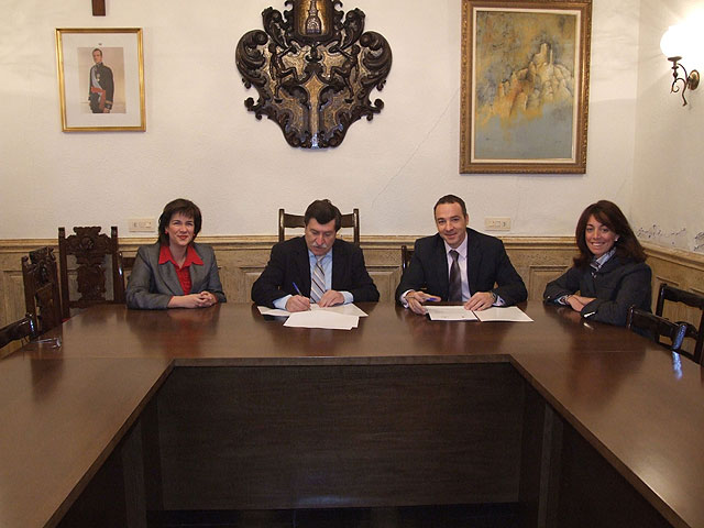 El Ayuntamiento de Blanca firma un acuerdo para la financiación de microcréditos - 1, Foto 1
