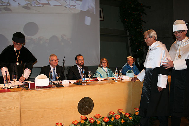 El escultor Antonio Campillo investido Doctor Honoris Causa durante una ceremonia celebrada en la Facultad de Economía - 2, Foto 2