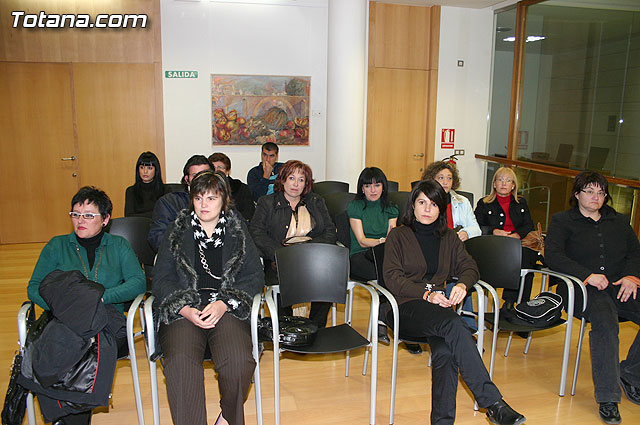 La concejal de Fomento y Empleo entrega los diplomas acreditativos a los participantes de los diferentes cursos formativos impartidos en el Centro de Desarrollo Local - 2