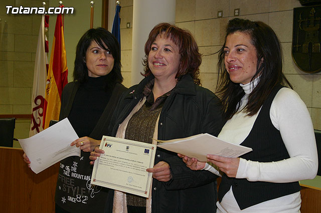 La concejal de Fomento y Empleo entrega los diplomas acreditativos a los participantes de los diferentes cursos formativos impartidos en el Centro de Desarrollo Local - 6
