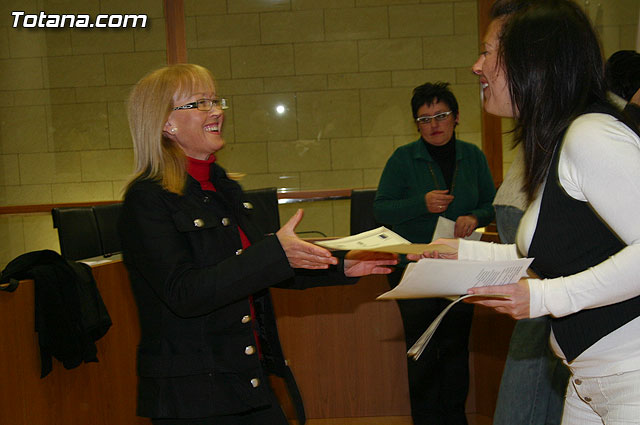 La concejal de Fomento y Empleo entrega los diplomas acreditativos a los participantes de los diferentes cursos formativos impartidos en el Centro de Desarrollo Local - 10