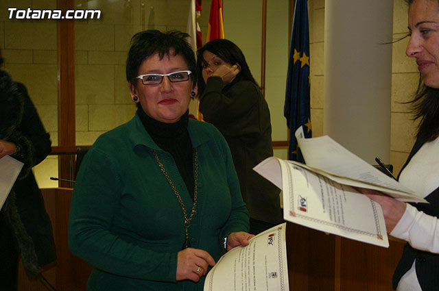 La concejal de Fomento y Empleo entrega los diplomas acreditativos a los participantes de los diferentes cursos formativos impartidos en el Centro de Desarrollo Local - 9