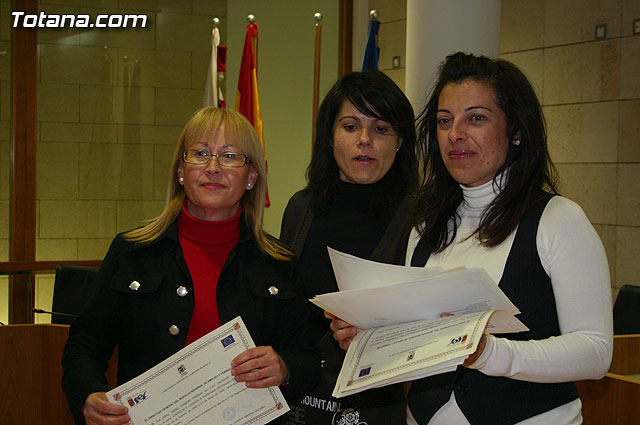 La concejal de Fomento y Empleo entrega los diplomas acreditativos a los participantes de los diferentes cursos formativos impartidos en el Centro de Desarrollo Local - 11