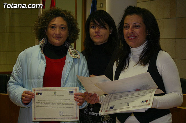 La concejal de Fomento y Empleo entrega los diplomas acreditativos a los participantes de los diferentes cursos formativos impartidos en el Centro de Desarrollo Local - 13