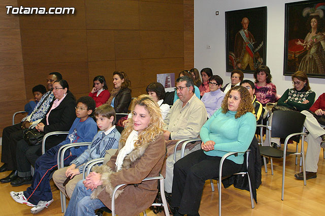 Cerca de medio centenar de personas reciben sus diplomas por participar en los cursos formativos de nuevas tecnologas - 4