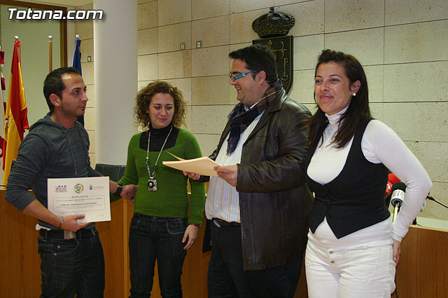 Cerca de medio centenar de personas reciben sus diplomas por participar en los cursos formativos de nuevas tecnologas - 15