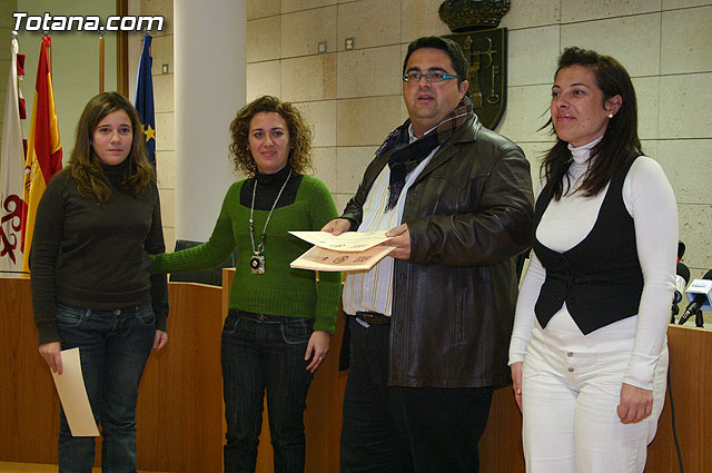 Cerca de medio centenar de personas reciben sus diplomas por participar en los cursos formativos de nuevas tecnologas - 21