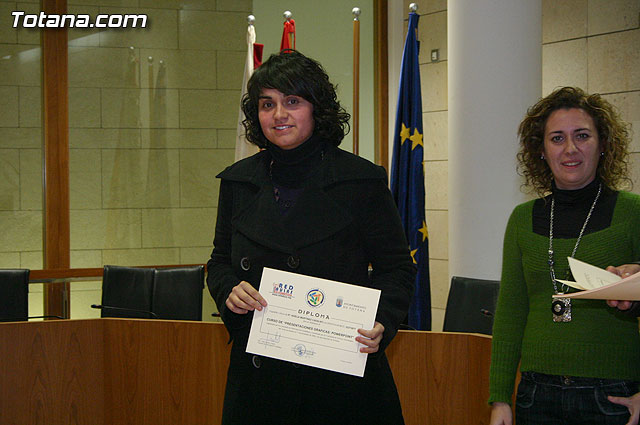 Cerca de medio centenar de personas reciben sus diplomas por participar en los cursos formativos de nuevas tecnologas - 22