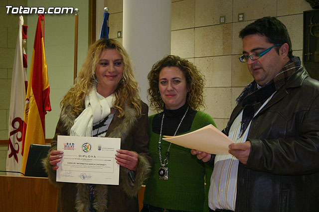 Cerca de medio centenar de personas reciben sus diplomas por participar en los cursos formativos de nuevas tecnologas - 23