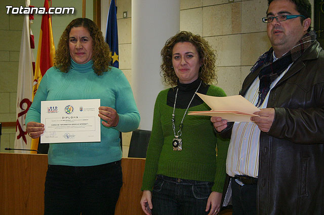 Cerca de medio centenar de personas reciben sus diplomas por participar en los cursos formativos de nuevas tecnologas - 25